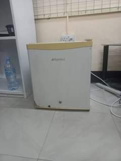 A picture of Nauza MINI FRIDGE LINAGANDISHA NA KUPOOZA BEI 130 000 TSH