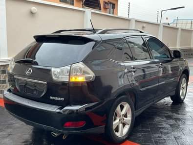 A picture of OMG This is toks standard lexus rx330 2004 model pure
