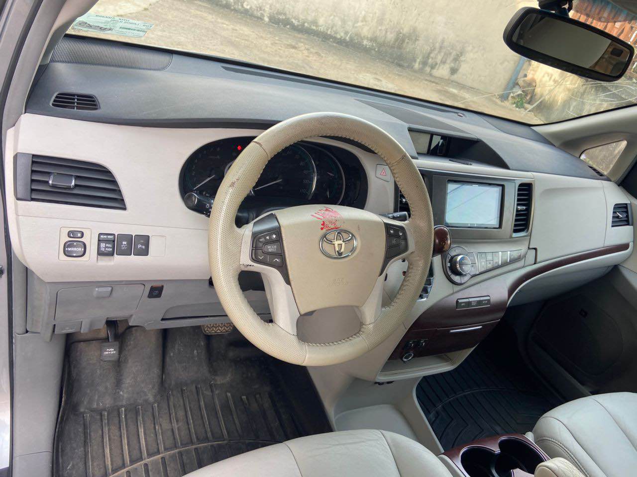 A picture of Toyota sienna XLE thumbstart 2012