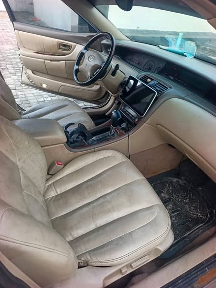 A picture of TOYOTA AVALON