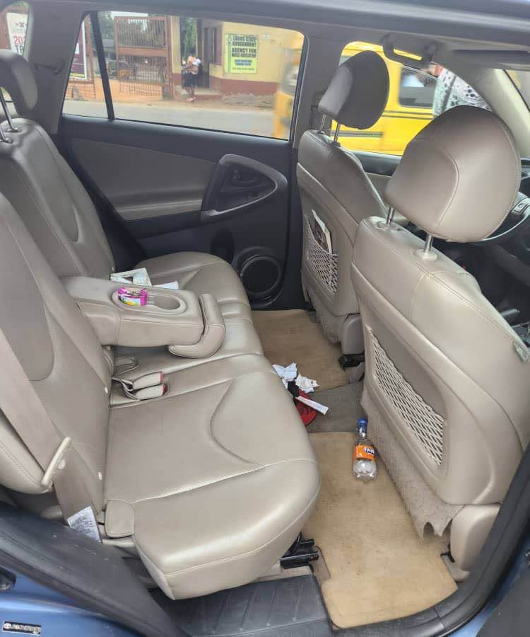 A picture of Toyota rav 4 08106105401