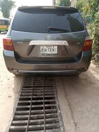 A picture of Neatly Used First Body Toyota Highlander 2009 Model Limited Keyless