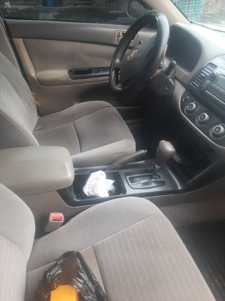 A picture of toyota camry 06