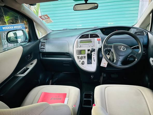 A picture of TOYOTA RACTIS