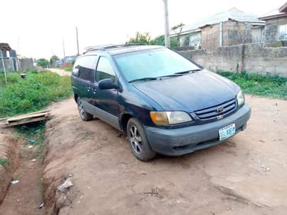 A picture of Toyota sienna 2001 model