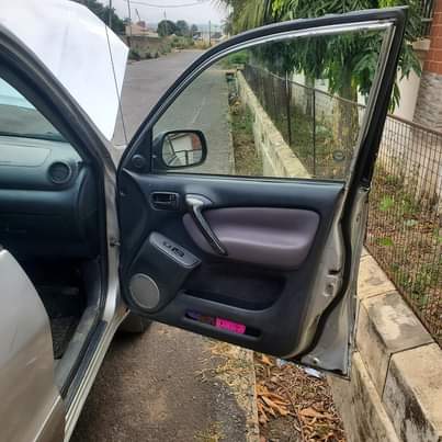 A picture of HOT DEAL TOYOTA RAV 4 2005 PRISTINE CONDITION Unscrewed V4