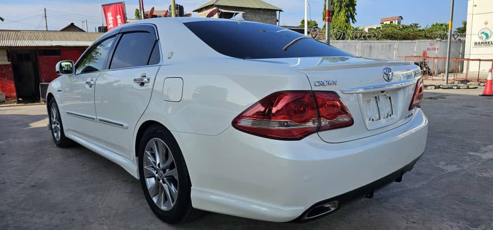 A picture of TOYOTA CROWN 2019 Model