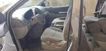 A picture of Toyota sienna 2005 LE