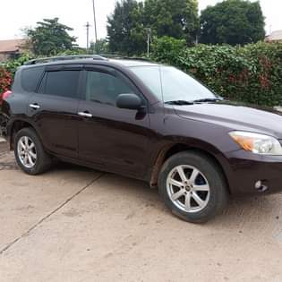 A picture of Toyota Rav4 06 4 Plugs