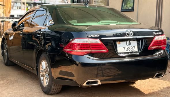 A picture of Toyota Crown On Sale 2013 Model