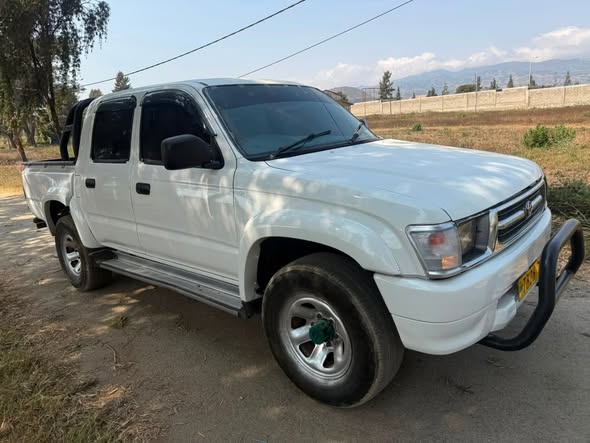 A picture of TOYOTA HILUX DOUBLE CABIN INAUZWA Bei TSh 19M Engine 5L