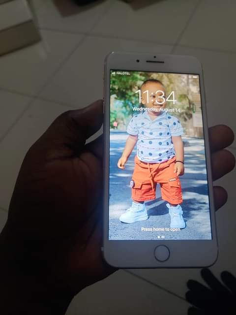 A picture of Iphone 7 plus GB 128
