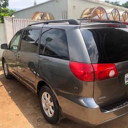A picture of 2006 Toyota sienna