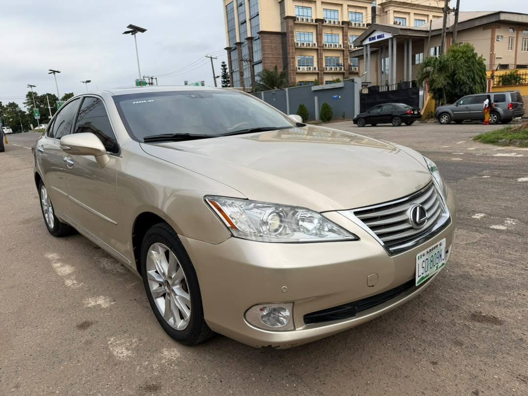 A picture of Lexus ES 350 Nigeria used first body everything is working