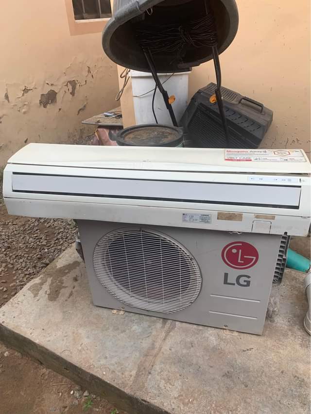 A picture of 1 5 LG spit AC