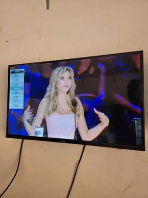 A picture of 32 inches digital tv frameless