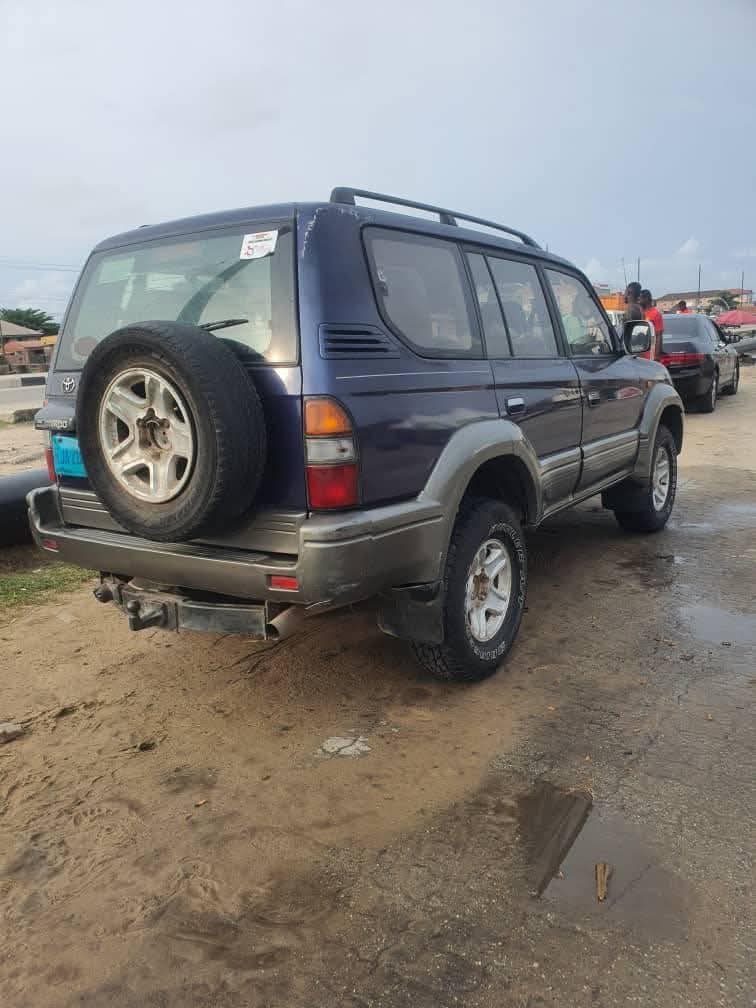 A picture of Land cruiser Prado 2000
