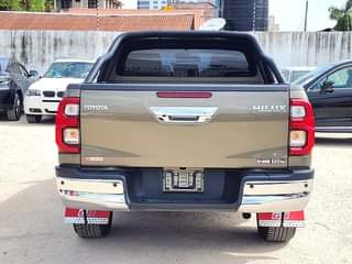 A picture of TOYOTA HILUX GR Mwaka 2021 Rangi Army Green Engine 2