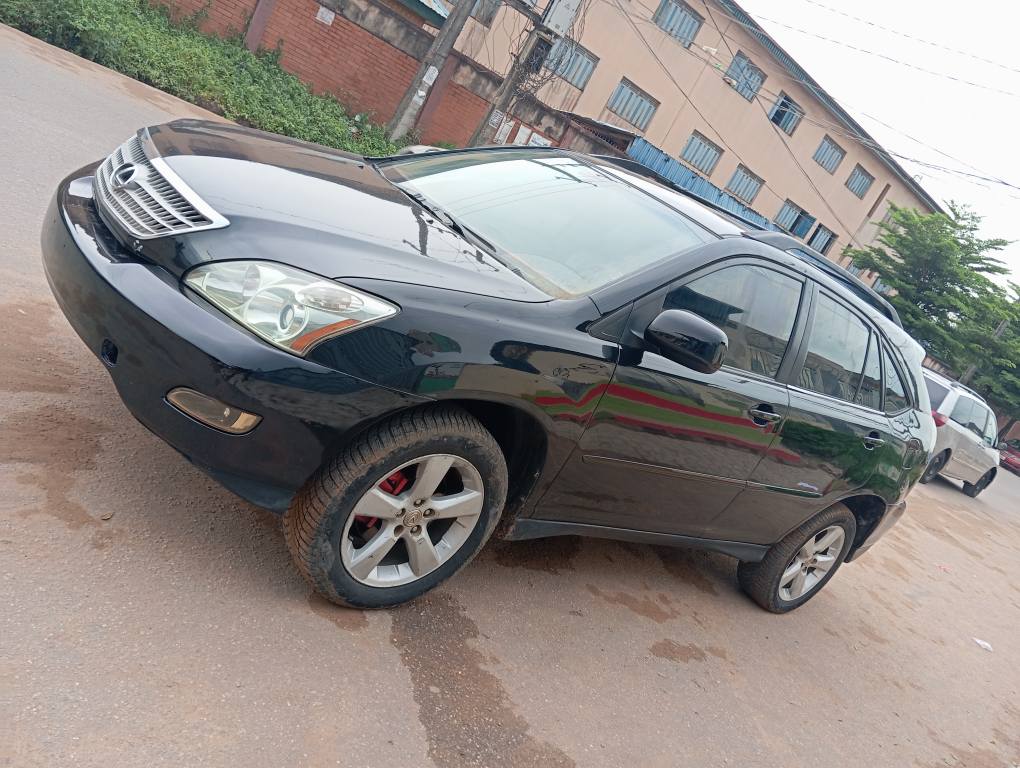 A picture of Registered Lexus RX330 2005 model