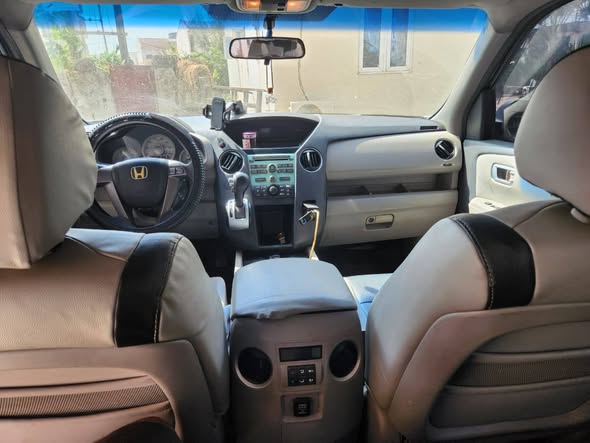 A picture of Honda pilot by an drive notin to fix going For