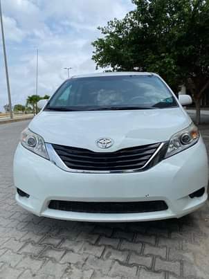 A picture of TOYOTA SIENNA 2013
