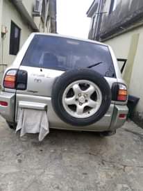 A picture of Toyota Rav 4 2000 model working perfectly engine gear and