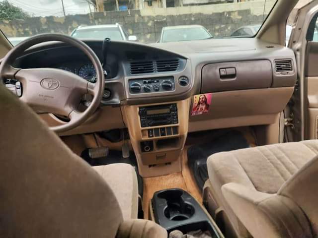 A picture of Toyota sienna 2002