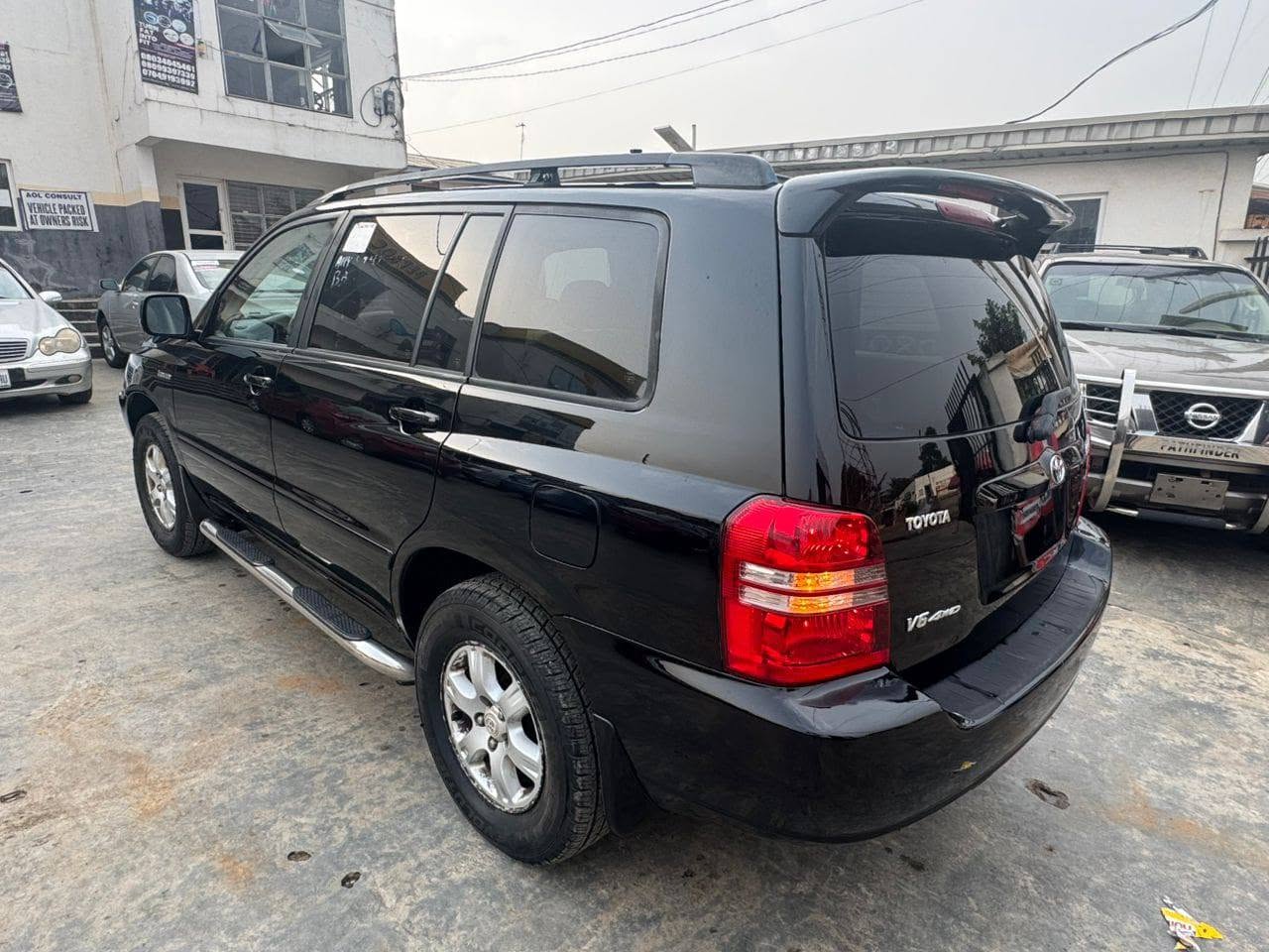 A picture of Neatly used 05 Toyota Highlander for sale