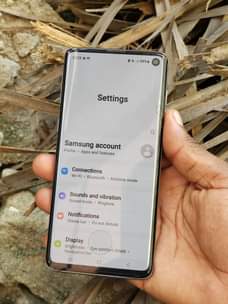 A picture of Samsung S10 128gb laini 1 bei 200 ni 5G creck