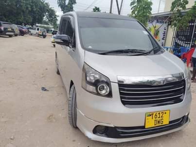 A picture of TOYOTA NOAH NEW MODEL 2008