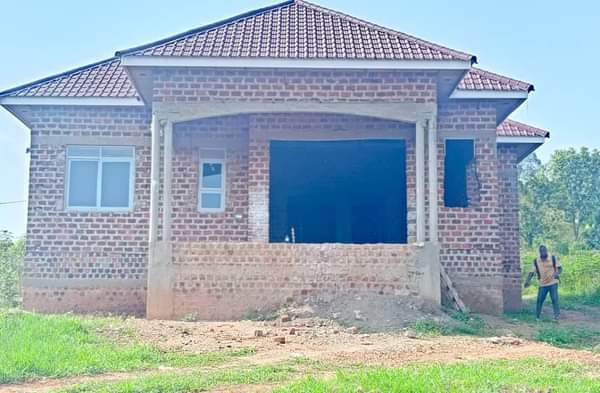 A picture of Deal deal house for sale in bujjuko wa.me 256756009912 just