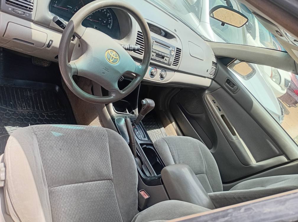 A picture of Camry 2004. 08021018639