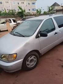 A picture of Toyota sienna 2002 model