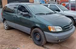 A picture of Toyota Sienna 2001