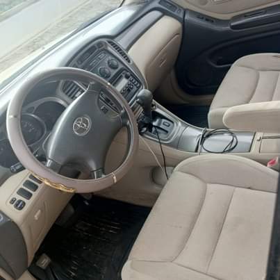 A picture of DISTRESS SALE NOW.. ... Extremely super sharp Toyota Highlander 04