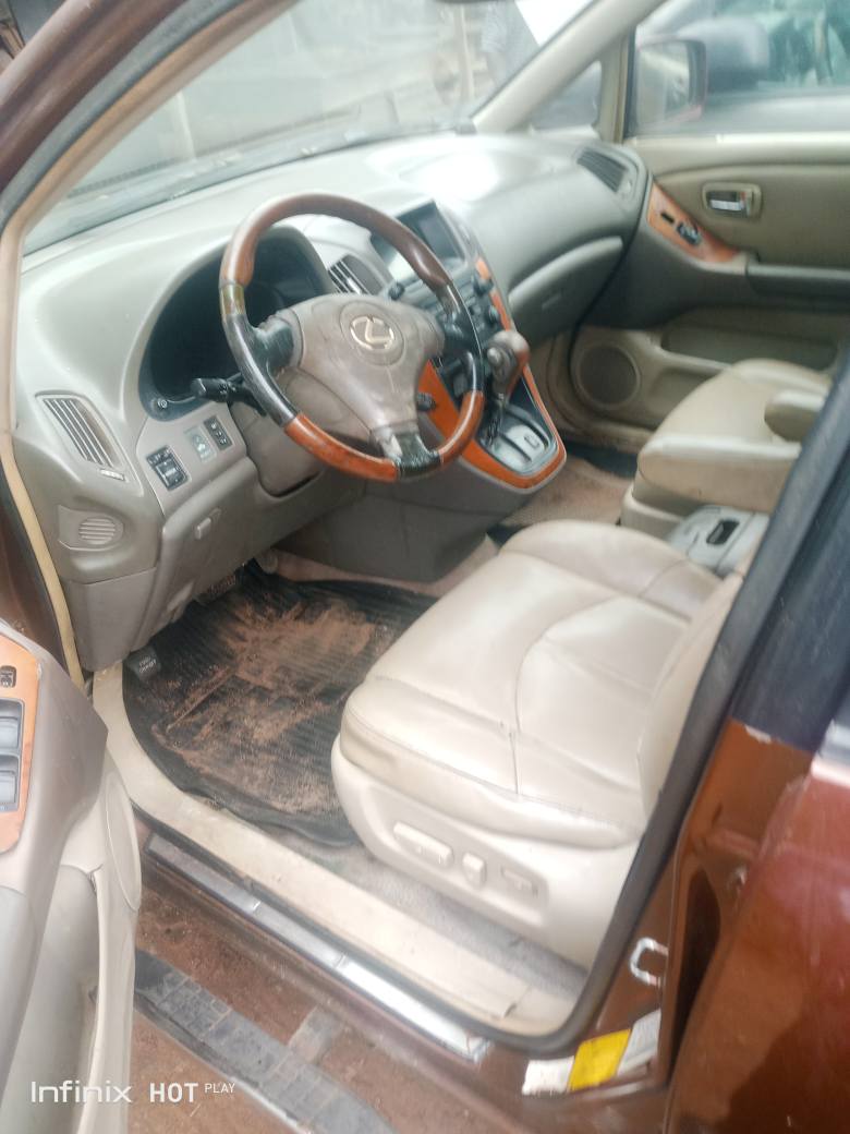 A picture of Lexus RX 330