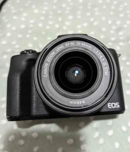A picture of Canon M50 4k mirrorless camera with 15 45mm wide angle