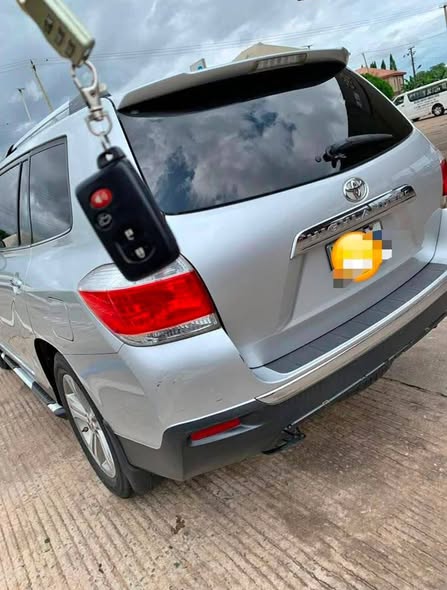 A picture of 2Months used 012 Toyota Highlander Pure first body Everything is