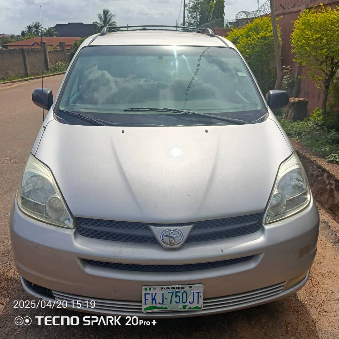 A picture of Toyota Sienna 2004 Two months used Owner got visa to