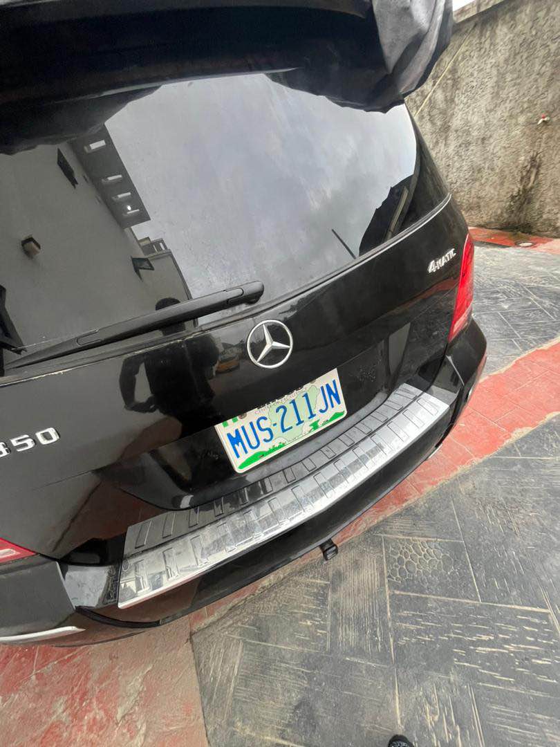 A picture of 2010 Neat Mercedes GlK 350 engine smokes