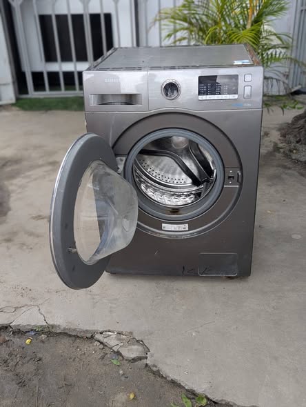 A picture of Samsung Front load washing machine inafua na kukausha imenyooka sana