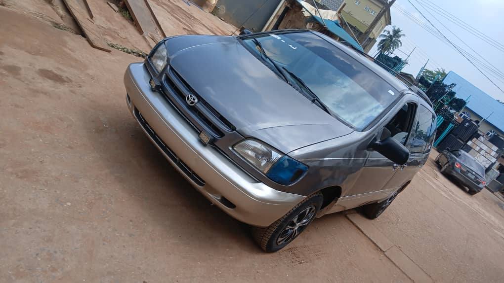 A picture of Toyota Sienna Firstbody