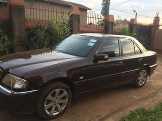 A picture of C200 very intact ac works well I need money only