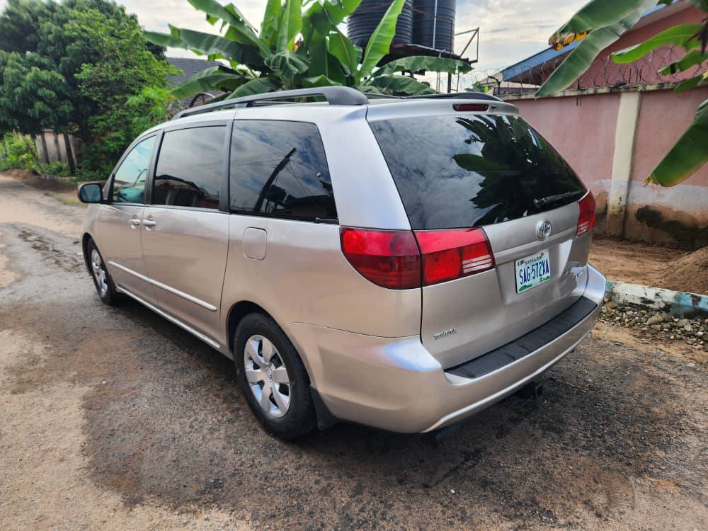 A picture of Toyota Sienna 2005 model