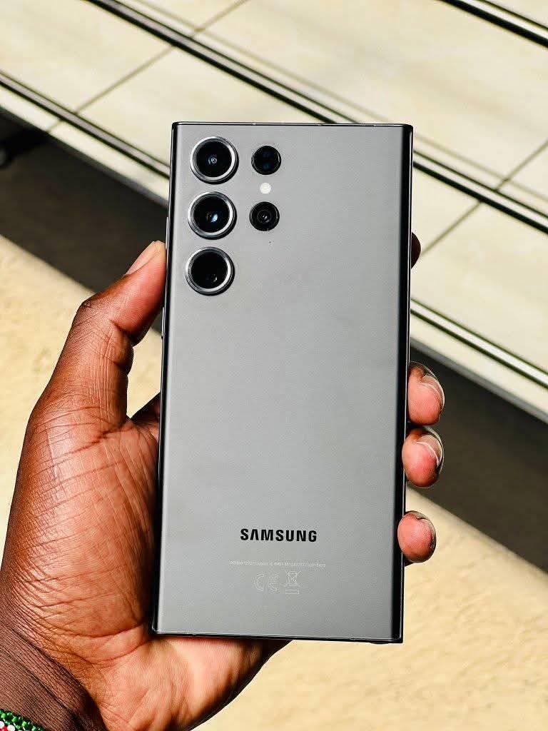 A picture of SAMSUNG GALAXY S23 ULTRA 5G. 1 050 000 . 512GB