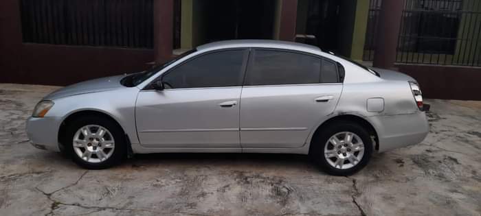 A picture of DELAY IS DANGEROUS 2004 NISSAN ALTIMA Painted on first body