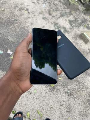 A picture of Samsung s10 plain