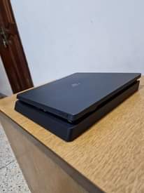 A picture of Ps4 slim Uk version