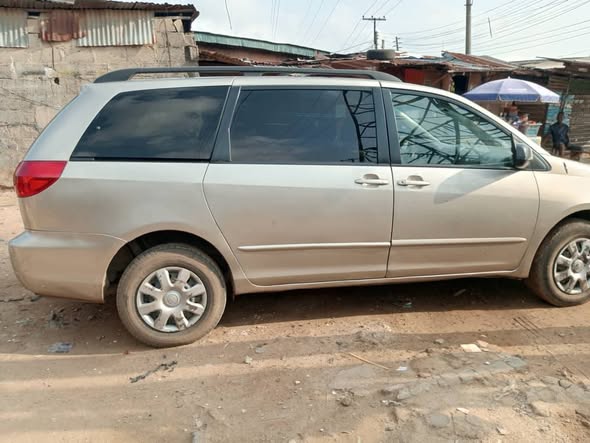 A picture of Toyota Sienna 2009 First Body 2GR Engine