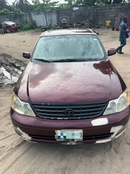 A picture of First body Toyota Avalon 2004